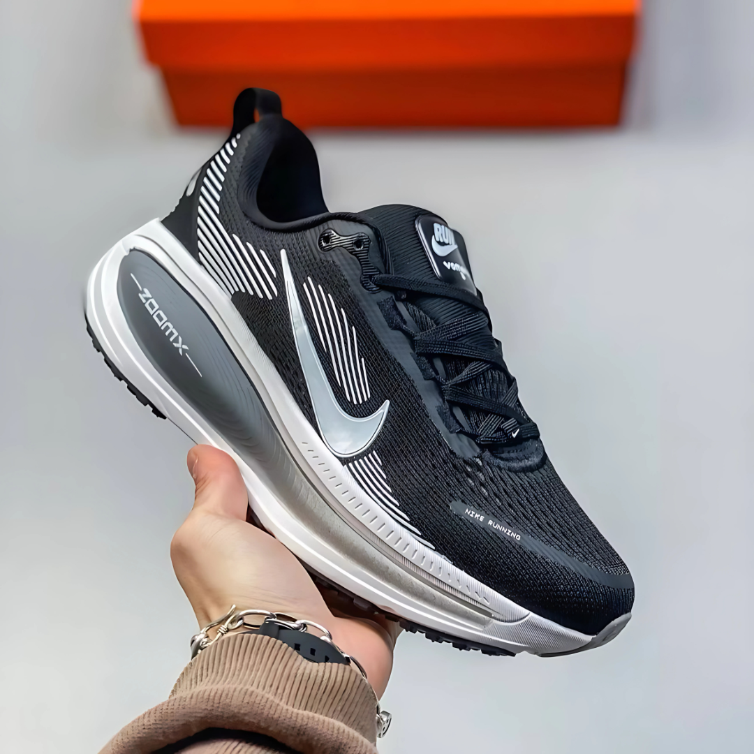 Nike Vomero 18 - Preto/Branco/Cinza