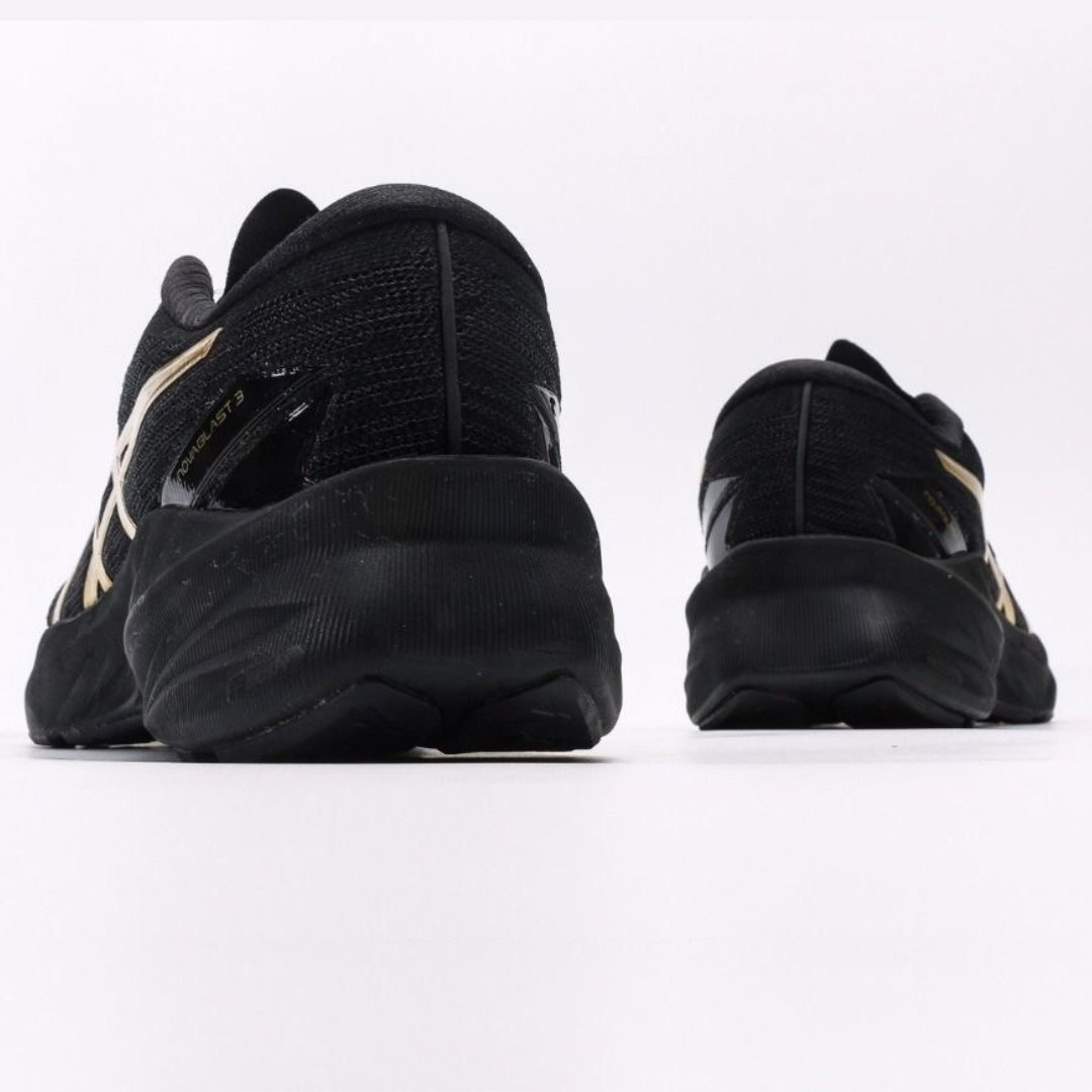 Asics Novablast 3 Preto/Dourado