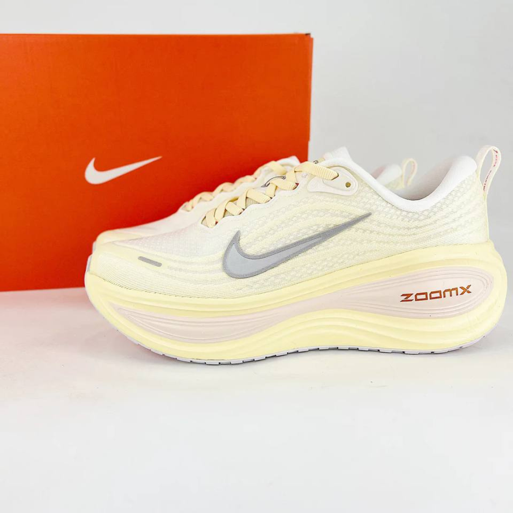 Nike Vomero Plus - Amarelo Claro/Vermelho
