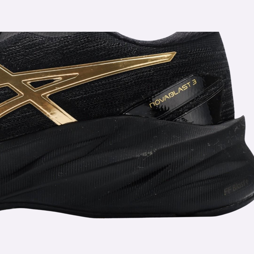 Asics Novablast 3 Preto/Dourado