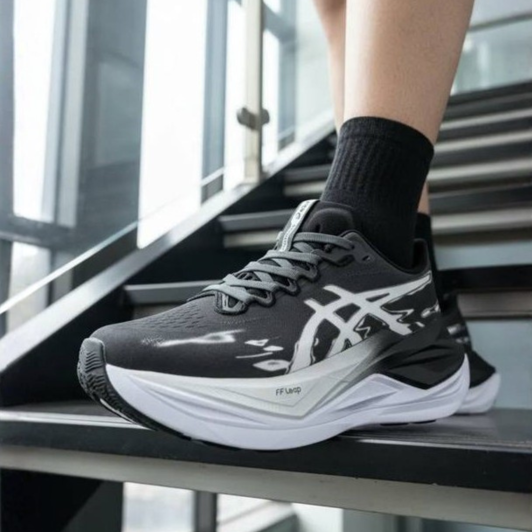 Asics Superblast 3 - Unissex - Preto/Branco/Cinza