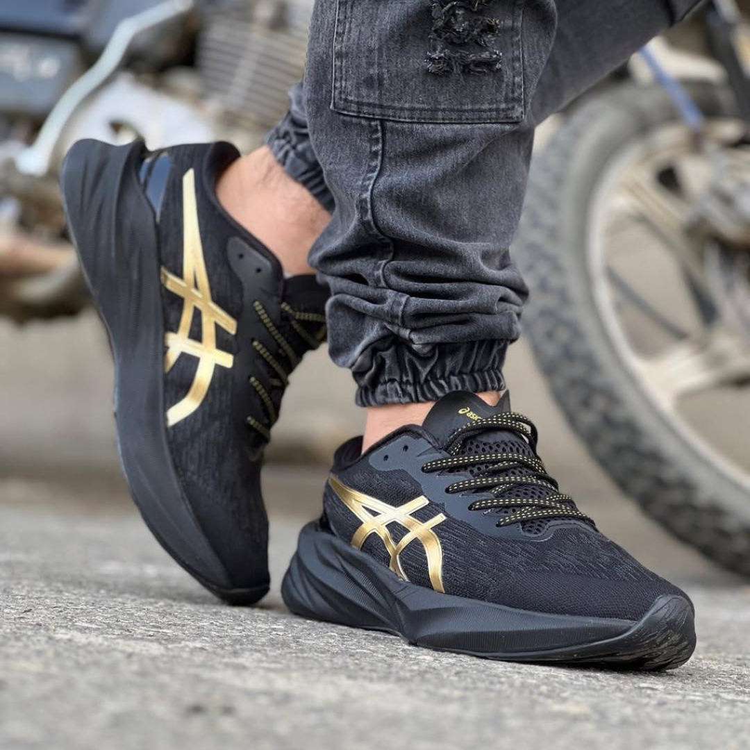 Asics Novablast 3 Preto/Dourado