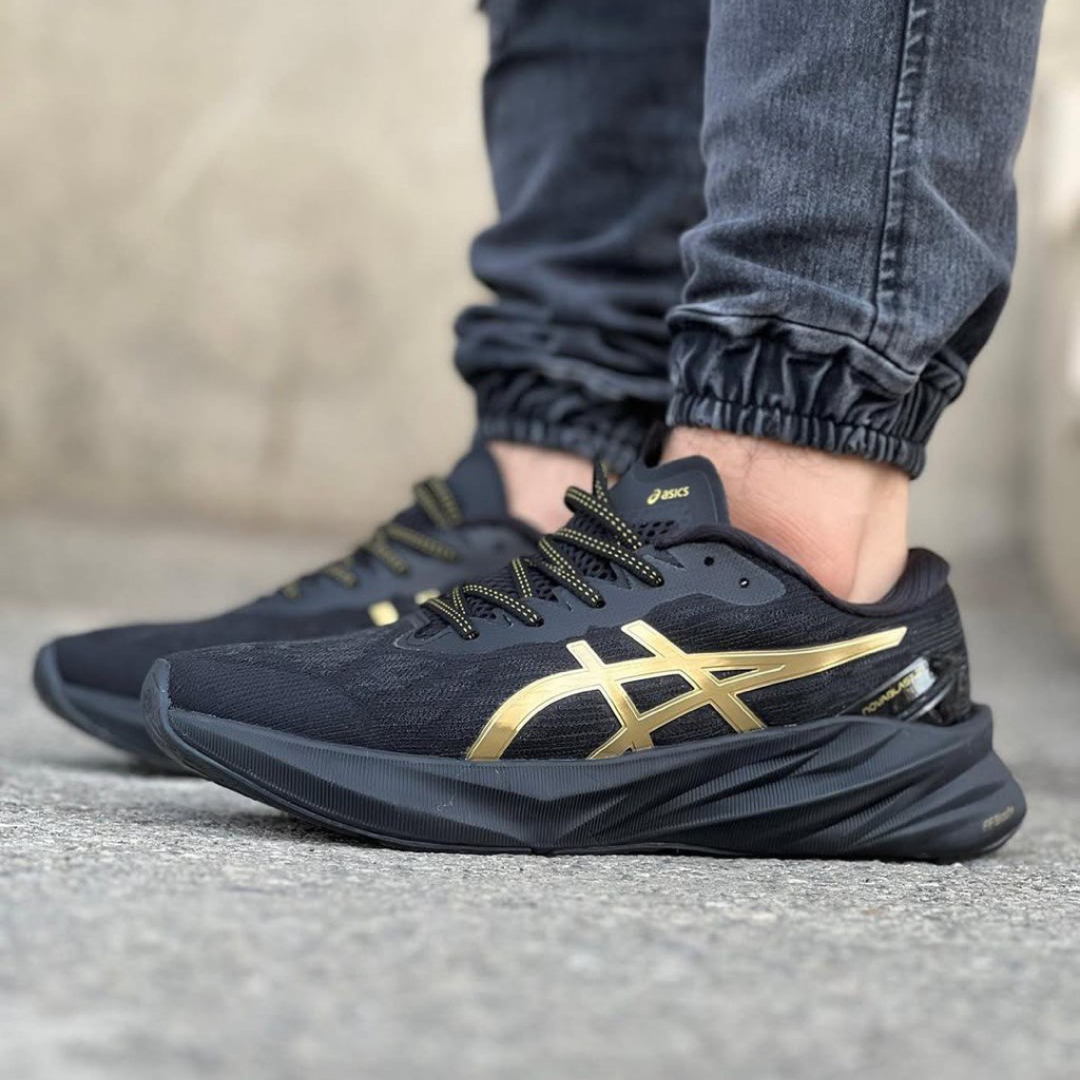 Asics Novablast 3 Preto/Dourado