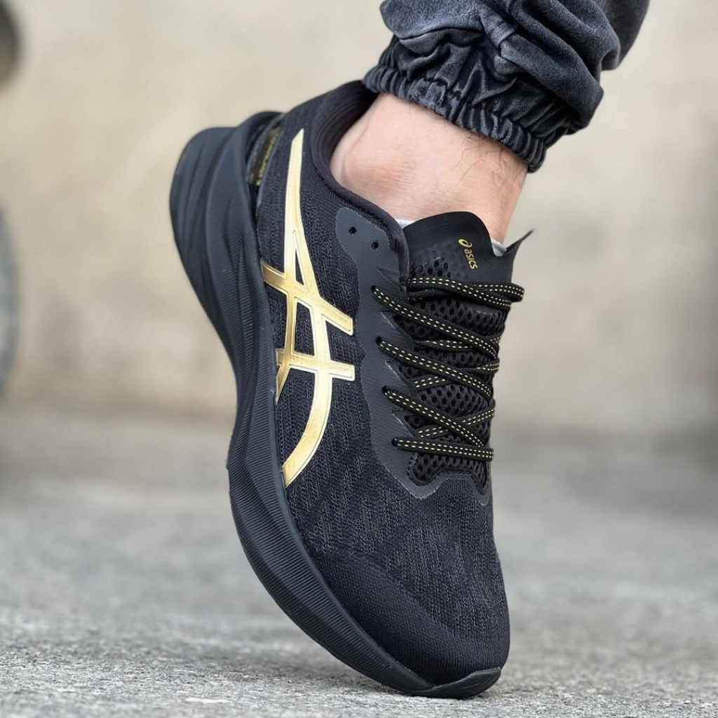 Asics Novablast 3 Preto/Dourado