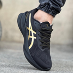 Asics Novablast 3 Preto/Dourado