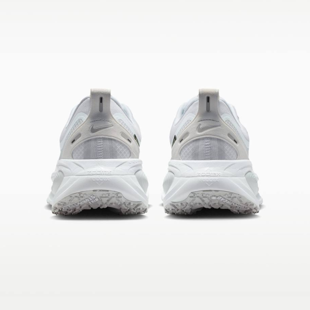 Nike Vomero 18 GORE-TEX - Branco/Cinza Metálico