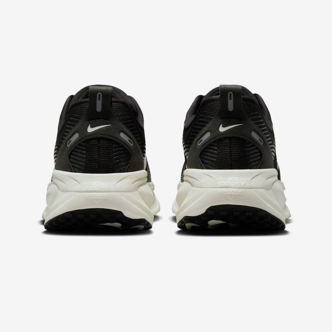 Nike Vomero 18 - Preto/Branco