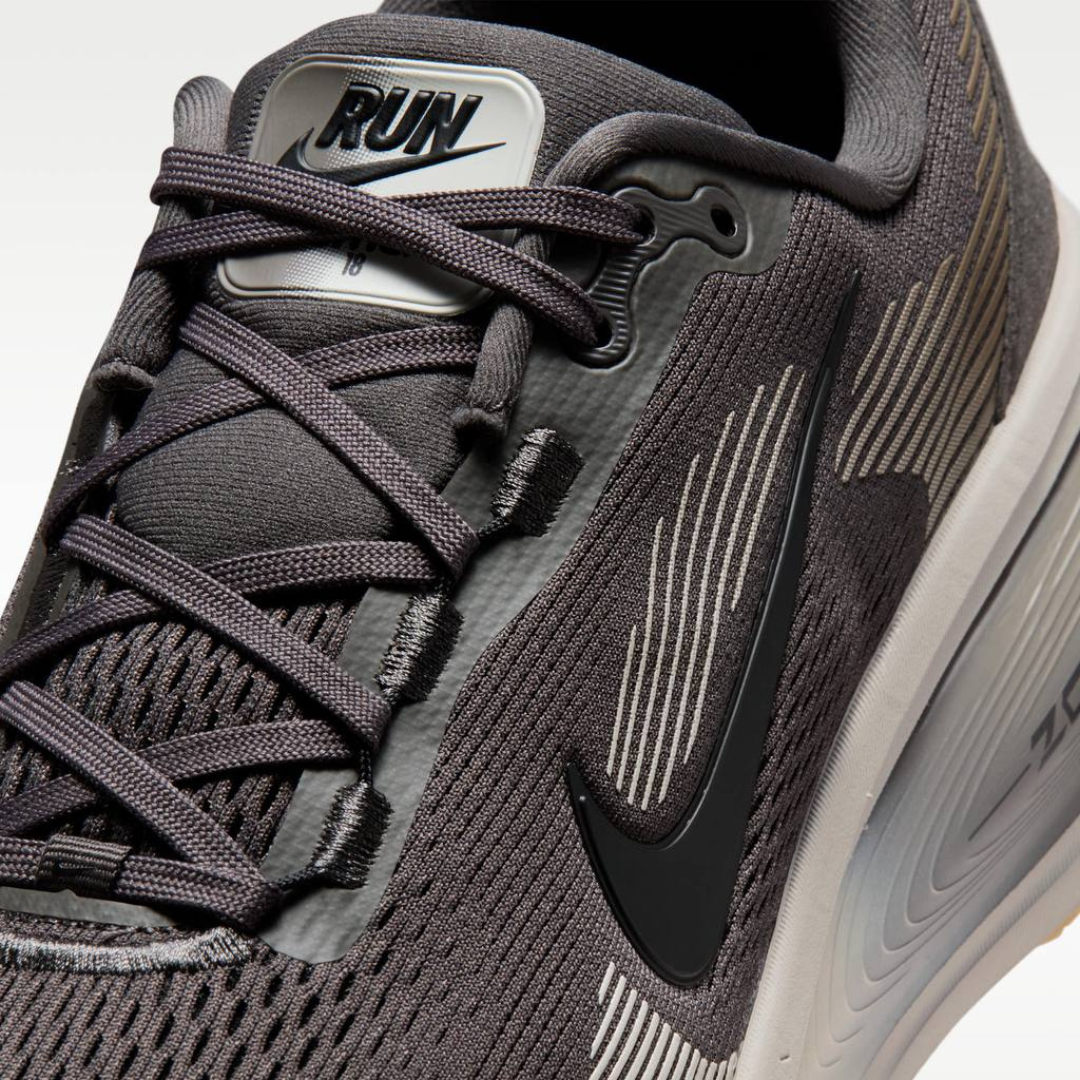 Nike Vomero 18 - Cinza Escuro/Bege
