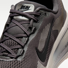 Nike Vomero 18 - Cinza Escuro/Bege