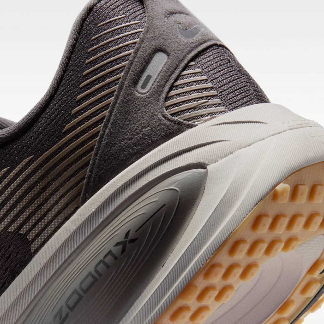 Nike Vomero 18 - Cinza Escuro/Bege