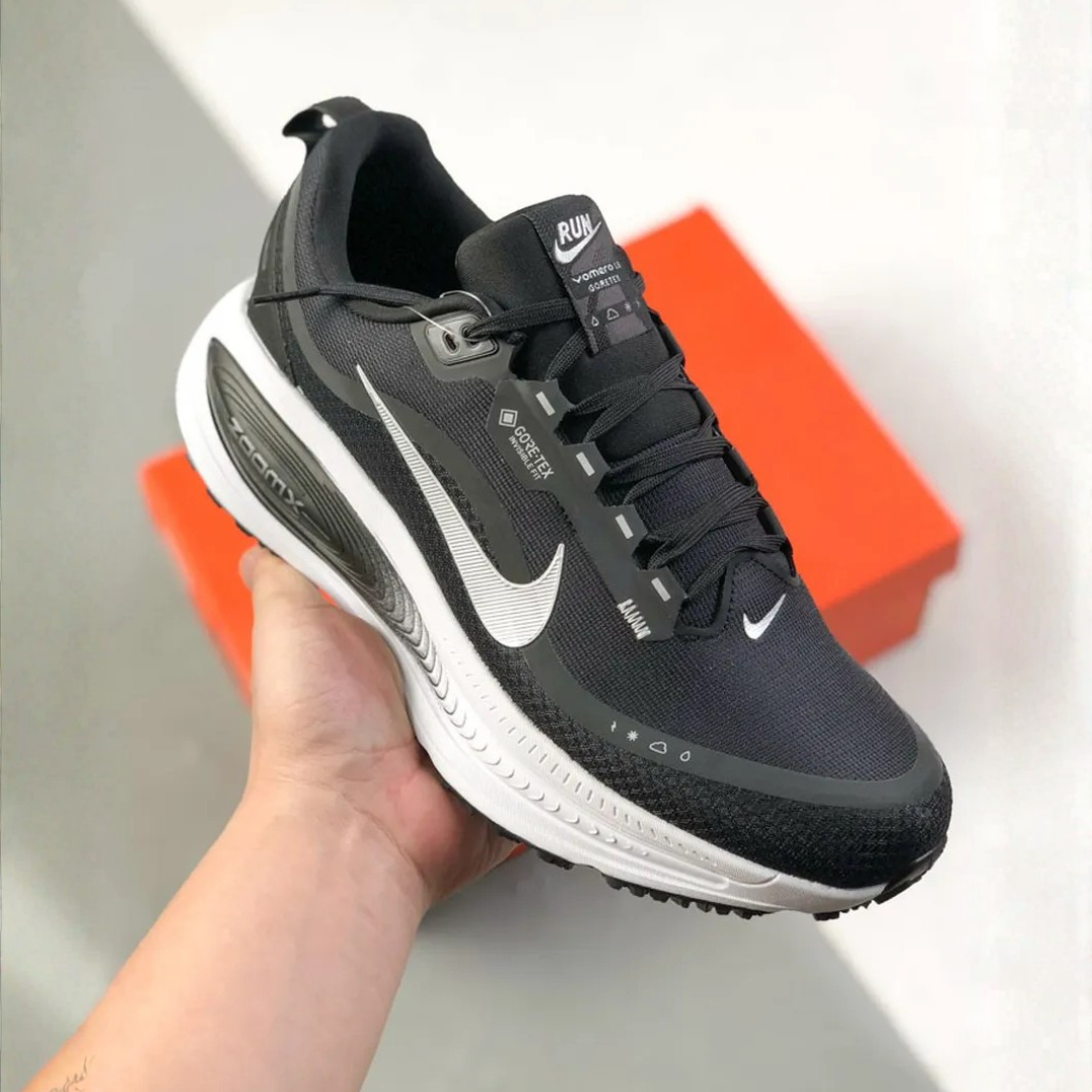 Nike Vomero 18 GORE-TEX - Preto/Branco
