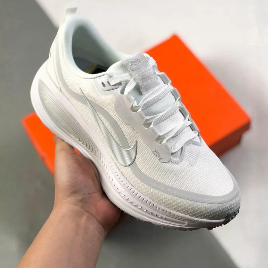 Nike Vomero 18 GORE-TEX - Branco/Cinza Metálico