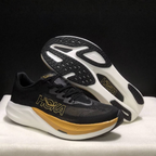 Hoka Rocket X 3 Unissex - Preto/Dourado