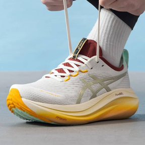 Asics Gel - Nimbus 27 - Branco/Dourado