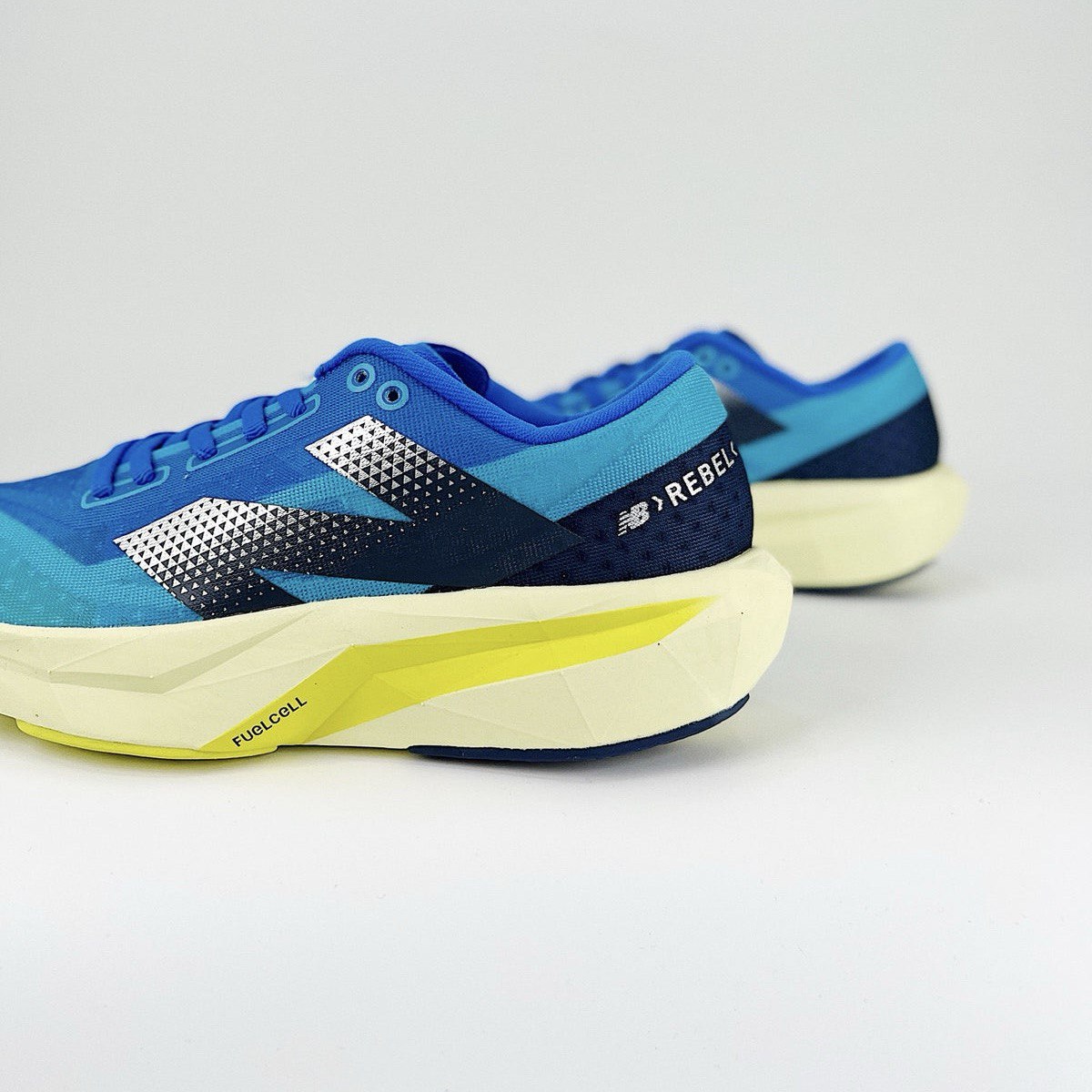 New Balance FuelCell Rebel V4 - Azul-Collor